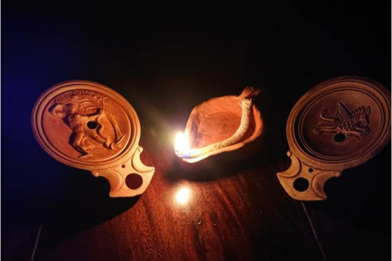 Drei römische Öllämpchen im Dunkeln