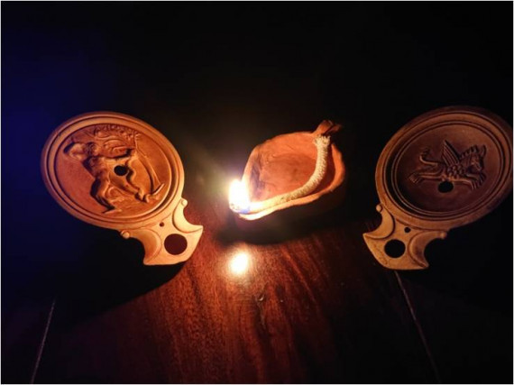 Drei römische Öllämpchen im Dunkeln