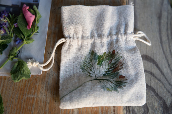 Bedrucktes Duftsäckchen mit getrockneten Kräutern und Blüten 