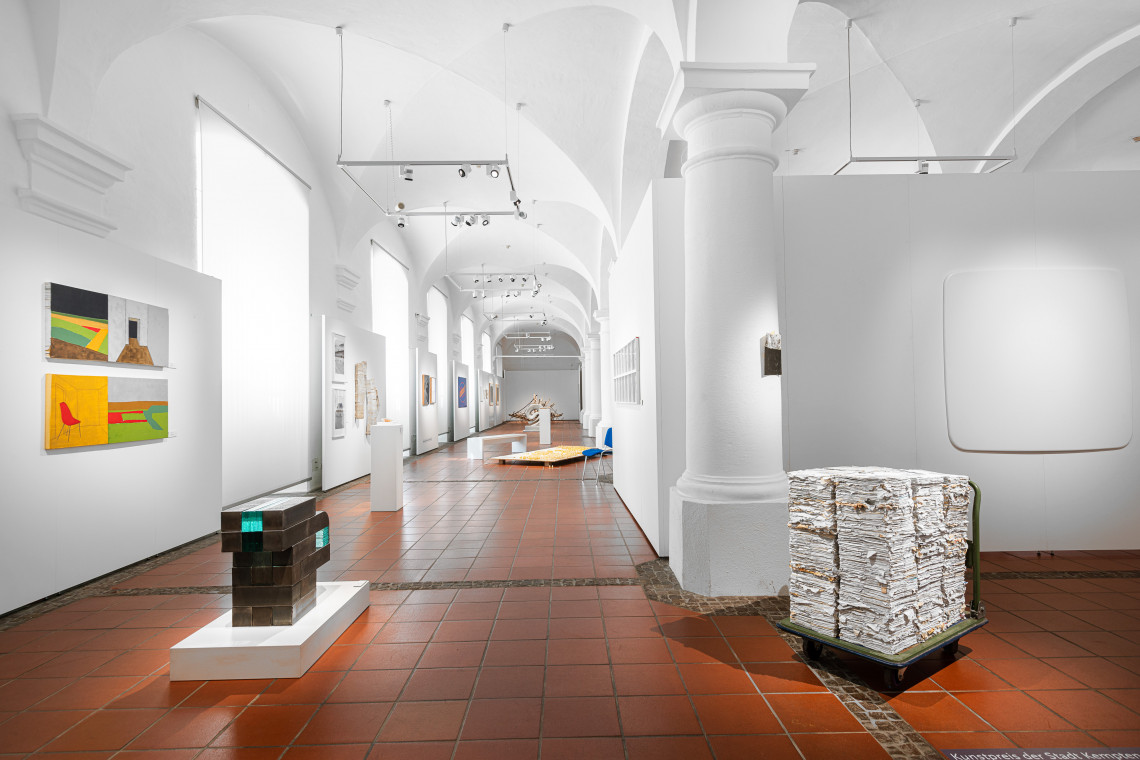 Blickk in die Kunstausstellung im Marstall Kempten