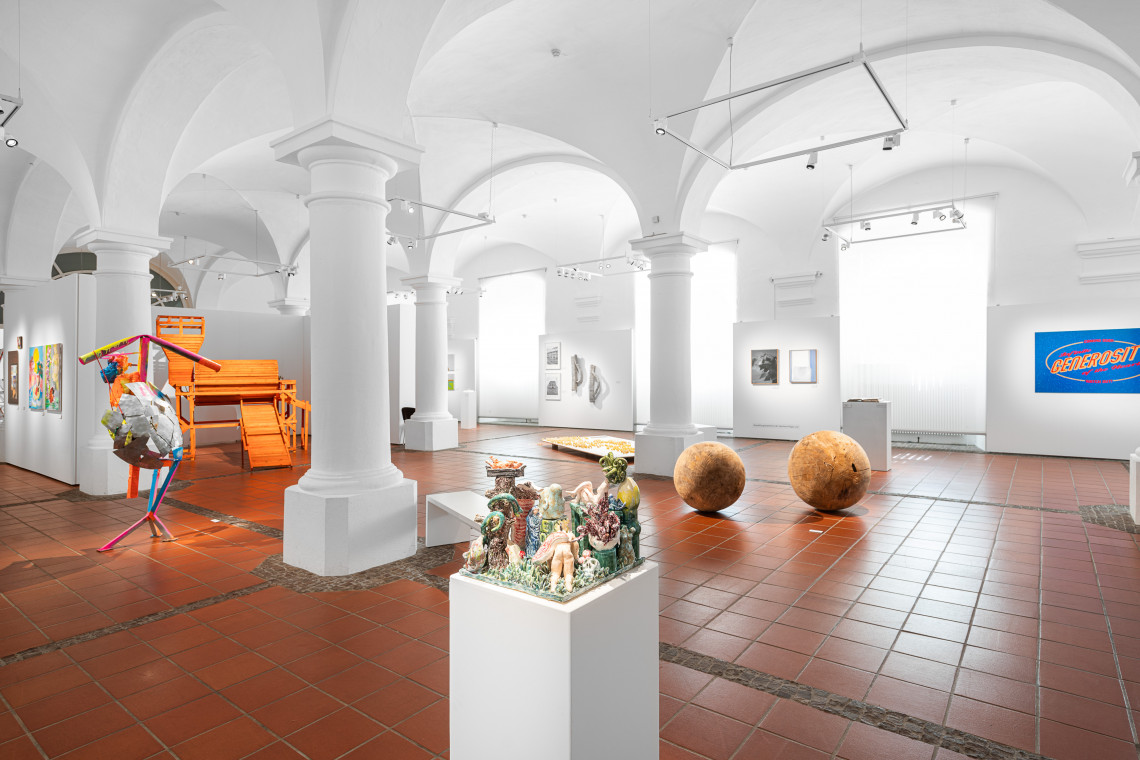Blickk in die Kunstausstellung im Marstall Kempten