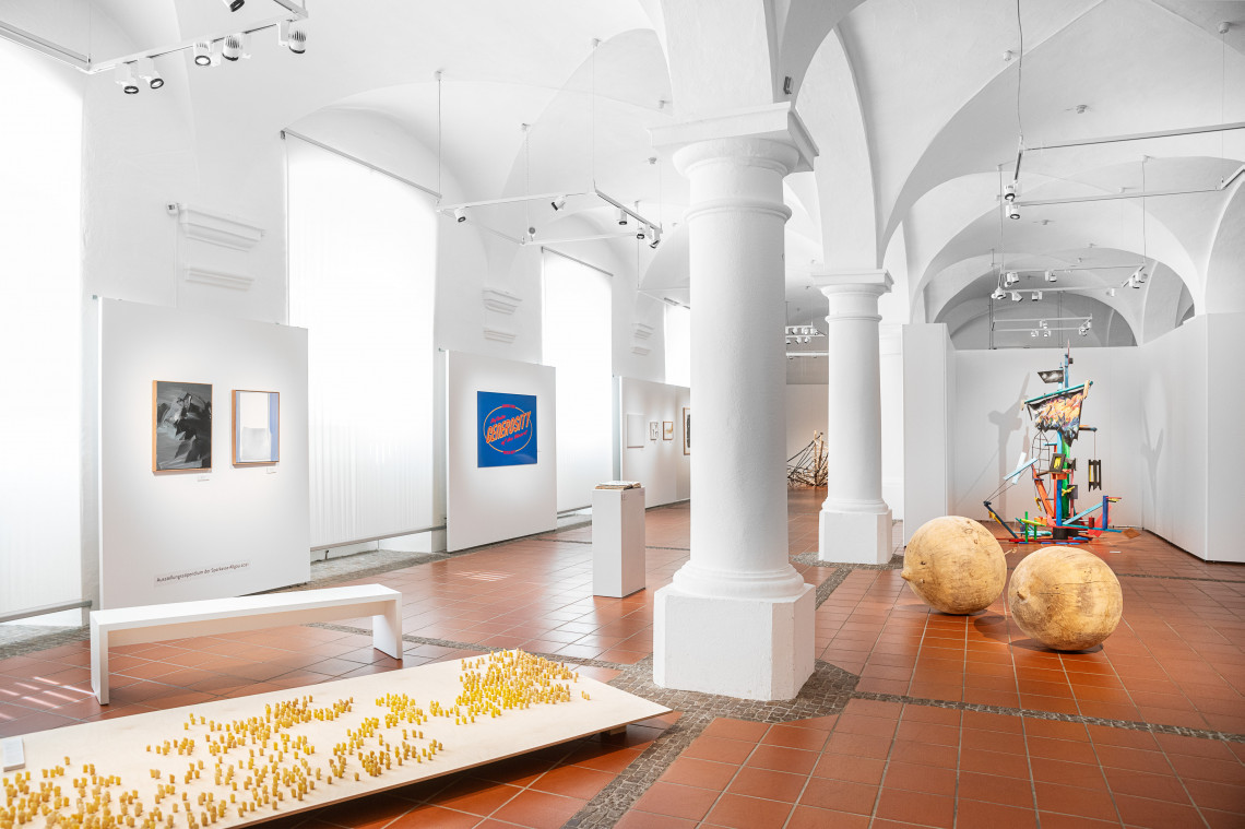 Blickk in die Kunstausstellung im Marstall Kempten