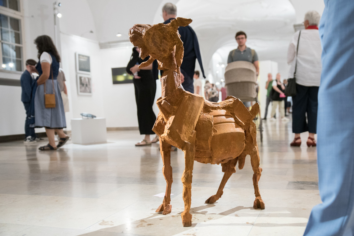 Besuchende in der Kunstausstellung 2024