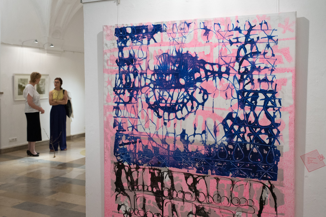 Zwei Frauen unterhalten sich in der Kunstausstellung 2024, im Vordergrund ein gro&szlig;es modernes Gem&auml;lde